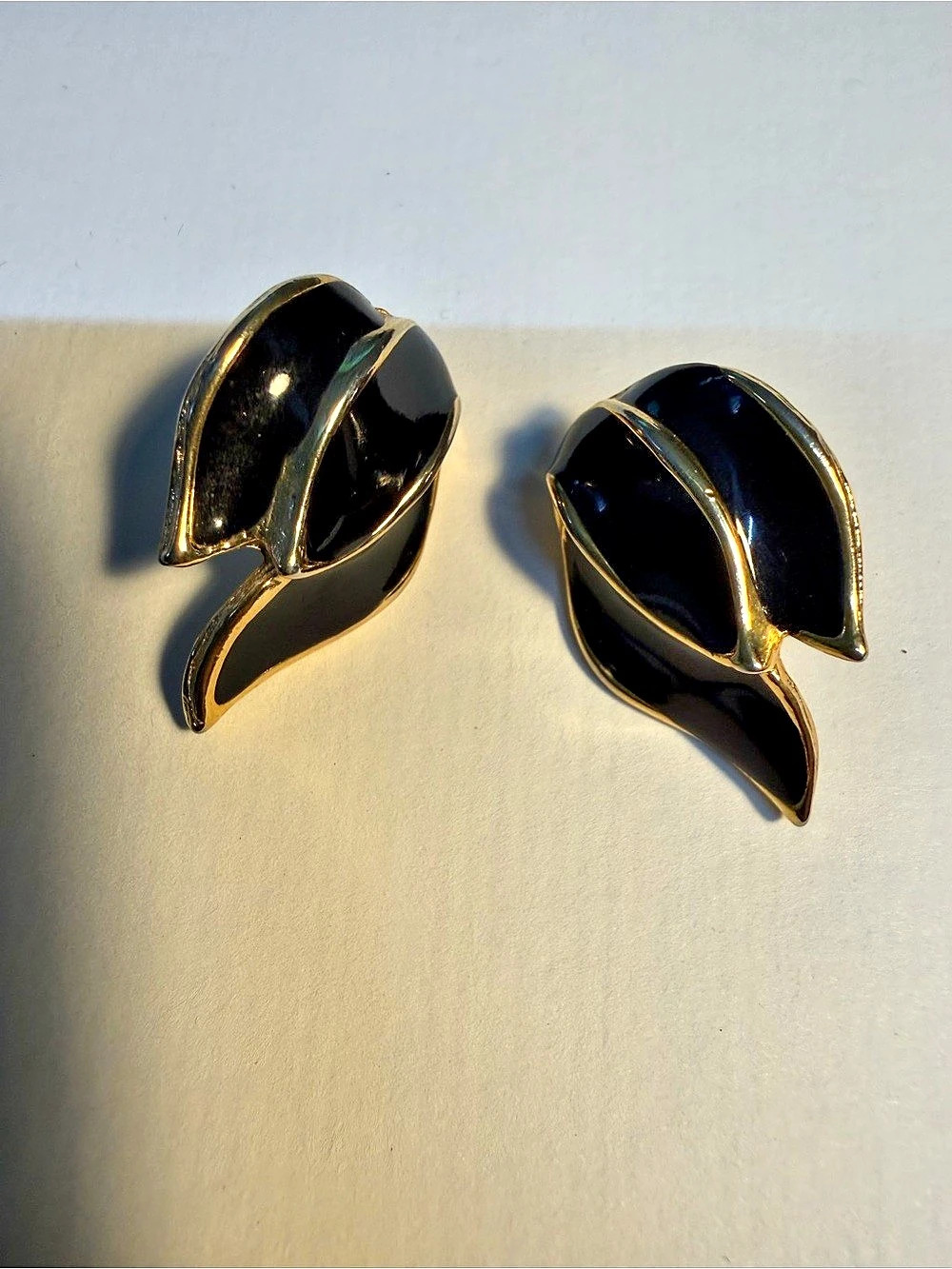 Anne Klein elegant Vtg 80s couture black enamel golden flame leaf post Earrings